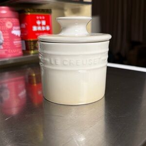 Le Creuset Butter crock off white/cream
 Stoneware 6oz